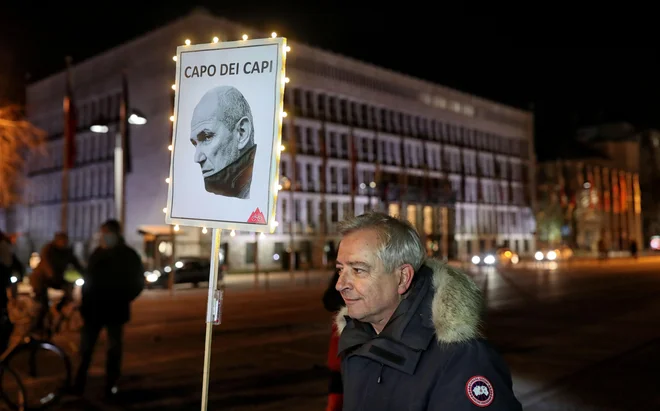 Tradicionalni petkovi protesti. Foto Blaž Samec/Delo
