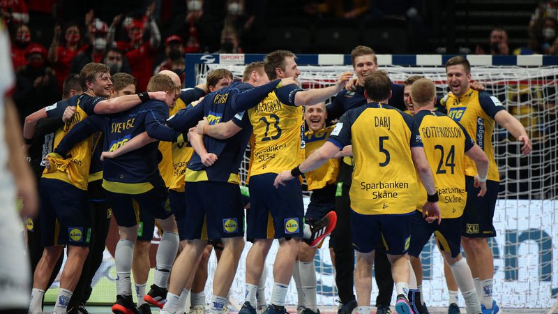 Fotografija: Švedski hokejisti so se takole veselili uvrstitve v veliki finale evropskega prvenstva. FOTO: Ferenc Isza/AFP
