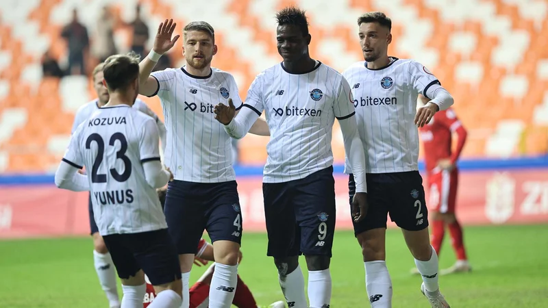 Demirspor je z goli Maria Balotellija (drugi z desne) do zimskega premora splezal že do visokega četrtega mesta na lestvici. FOTO: Adana Demirspor Kulübü