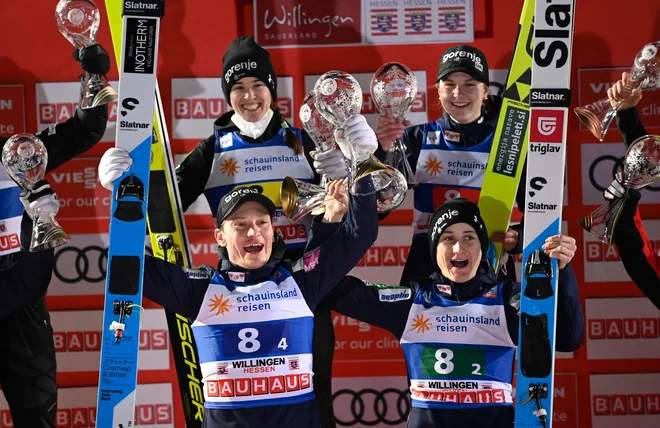 Slovenski smučarski skakalci Urša Bogataj, Ema Klinec, Anže Lanišek in Cene Prevc so pokorili vso konkurenco na včerajšnji tekmi mešanih ekip v Willingenu. FOTO: Ina Fassbender/AFP
