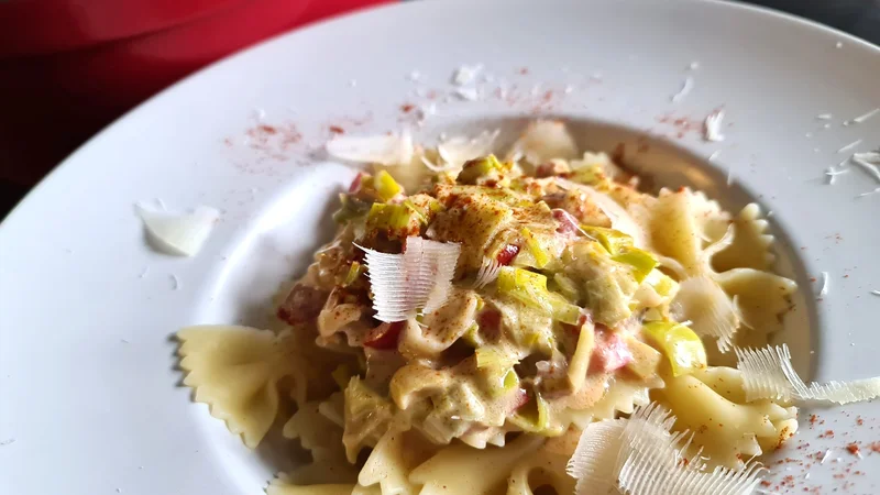 Fotografija: Poletov recept: Metuljčki na italijansko madžarski način. FOTO: Tanja Drinovec/Delo