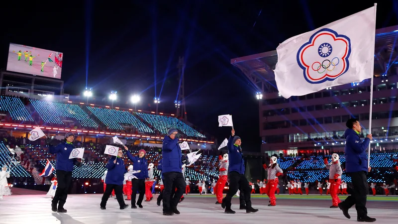 Fotografija: Takole je tajvanska delegacija sodelovala na prejšnjih zimskih olimpijskih igrah v korejskem Pjongčangu. V Pekingu bo navzoča brez političnih predstavnikov. FOTO: Kai Pfaffenbach/Reuters