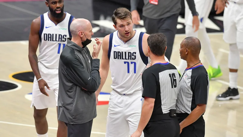 Fotografija: Rick Carlisle in Luka Dončić med lanskim pogovorom s sodniki v Clevelandu. FOTO: Jason Miller/AFP
