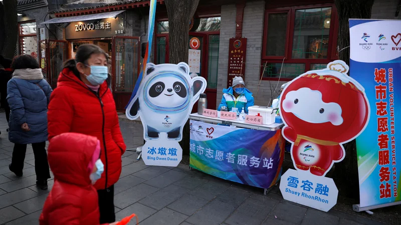 Fotografija: Prostor za prostovoljce na ulici v Pekingu. FOTO: Tingshu Wang/Reuters