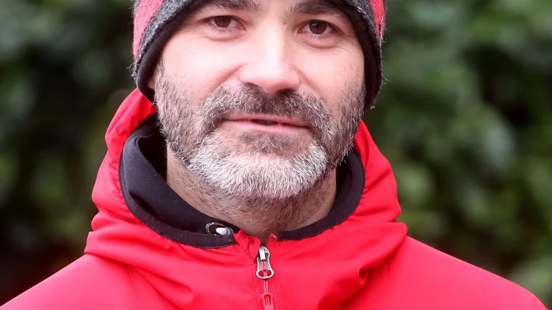 Fotografija: Gorski reševalec Matjaž Šerkezi se je v gore podal iskat izgubljenega psa. FOTO: Igor Mali