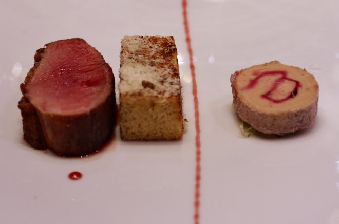 Račje prsi in foie gras sta pospremila Matoševićeva zvrst Grimalda iz sušnega leta 2012 in Lemutov že zdaj elegantni pinot noir Estate letnika 2019. FOTO: Igor Bratož
