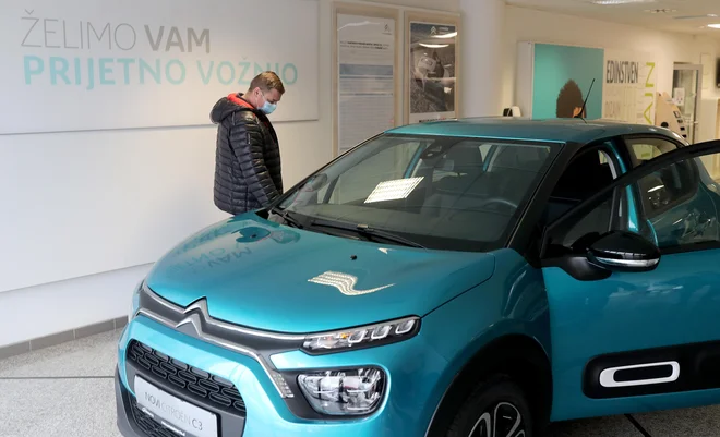 Tudi prodajalci avtomobilov večinoma (še) menijo, da želijo kupci avto videti in preizkusiti »v živo«, čeprav se o marsičem pozanimajo prek spleta. Foto Blaž Samec