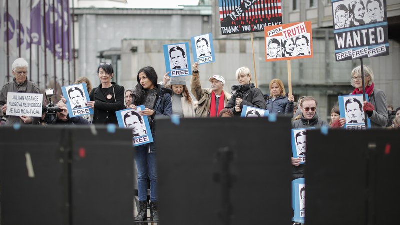 Fotografija: Protest pred britanskim veleposlaništvom v Ljubljani za izpustitev Juliana Assangea, 24. februarja 2020
