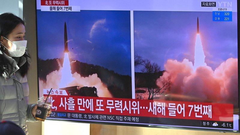 Fotografija: Strokovnjaki ocenjujejo, da želi Severna Koreja s testi pokazati svojo vojaško moč in razvoj raketne tehnologije. FOTO: Jung Yeon-je/AFP
