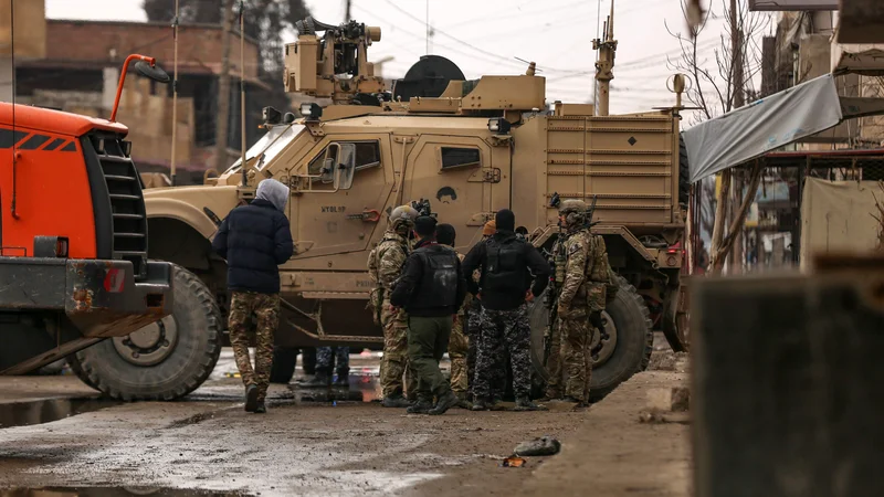 Fotografija: Pripadniki Sirskih demokratičnih sil in ameriški vojaki v bližini zapora Gvajran na severovzhodu Sirije. FOTO: AFP