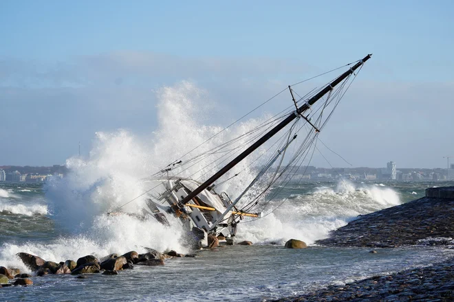 Na Danskem so ustavili železniški promet in evakuirali več ljudi. FOTO: Ritzau Scanpix Denmark/Reuters
