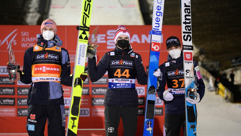 Fotografija: Cene Prevc (desno) je zaostal le za drugouvrščenim Nemcem Karlom Geigerjem (levo) in norveškim zmagovalcem Mariusom Lindvikom (na sredini). FOTO: Ina Fassbender/AFP
