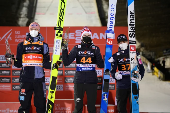 Cene Prevc (desno) je zaostal le za drugouvrščenim Nemcem Karlom Geigerjem (levo) in norveškim zmagovalcem Mariusom Lindvikom (na sredini). FOTO: Ina Fassbender/AFP
