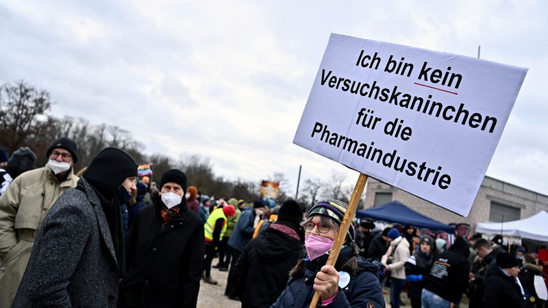Fotografija: Demonstracija proti vladnim ukrepom proti epidemiji v Nürbnergu. Na transparentu je napis: Nisem poskusni zajček za farmacevtsko industrijo. FOTO: Lukas Barth/Reuters
