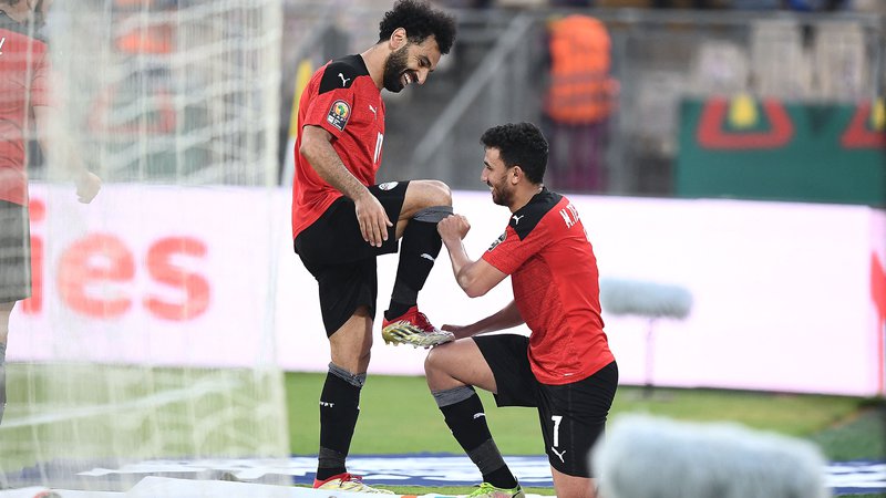 Fotografija: Mahmoud »Trezeguet« Hassan (desno) in Mohamed Salah sta Egipt popeljala v polfinale afriškega prvenstva v nogometu.FOTO: Charly Triballeau/AFP
