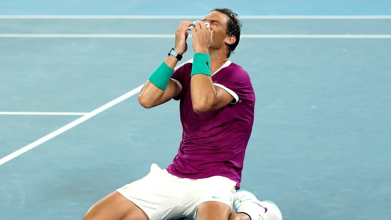 Fotografija: Rafael Nadal pred pol leta ni vedel, ali bo še kdaj igral tenis, danes se je veselil rekordnega 21. grand slama v karieri. FOTO: Martin Keep/AFP
