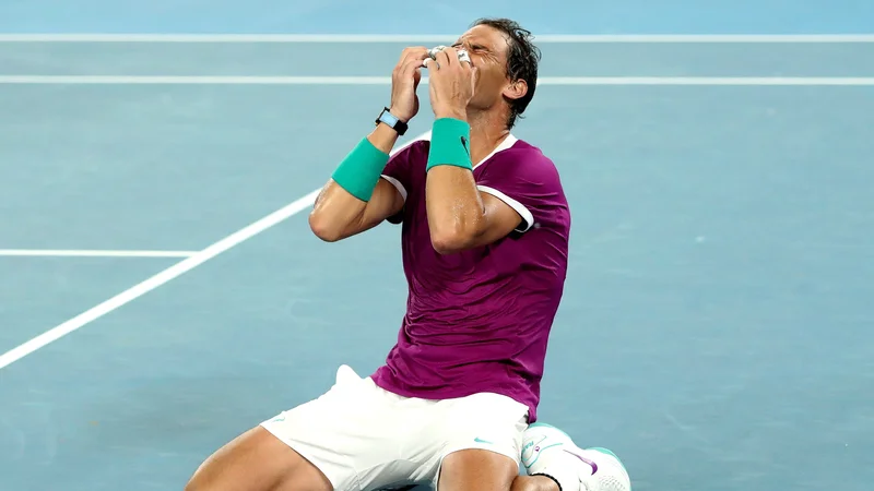 Fotografija: Rafael Nadal pred pol leta ni vedel, ali bo še kdaj igral tenis, danes se je veselil rekordnega 21. grand slama v karieri. FOTO: Martin Keep/AFP