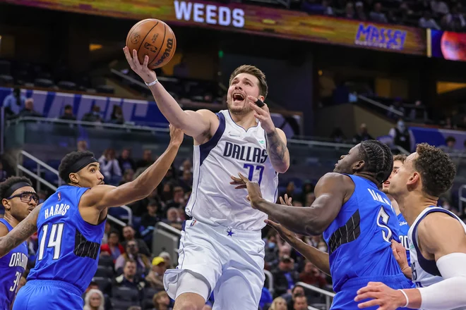 Luka Dončić je takole dosegel enega od svojih košev proti najslabši ekipi vzhodne konference lige NBA. FOTO: Mike Watters/Usa Today Sports
