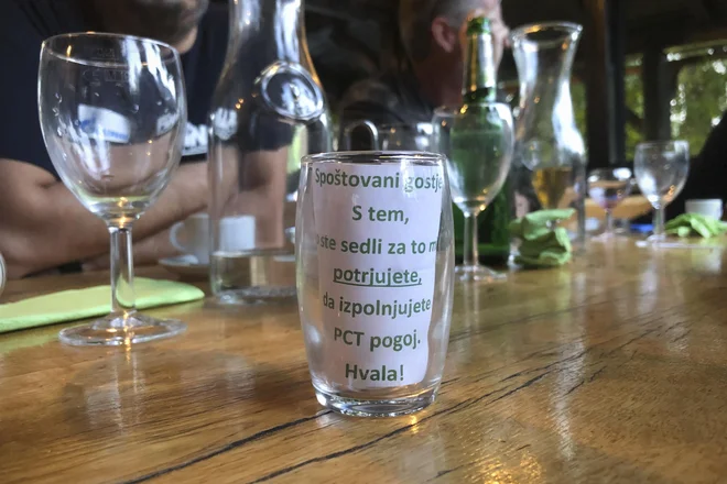 Za vse, ki imajo potrdilo PCT z neomejeno veljavnostjo, se ta ne bo spreminjala, če so po prejemu poživitvenega odmerka virus preboleli. FOTO: Jure Eržen/Delo
