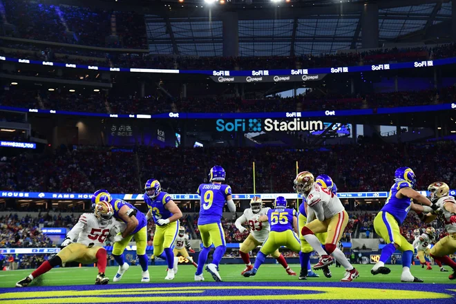Takole je &raquo;quarterback&laquo; Los Angelesa Matthew Stafford (št. 9) vrgel eno od žog. FOTO: Gary A. Vasquez/Usa Today Sports
