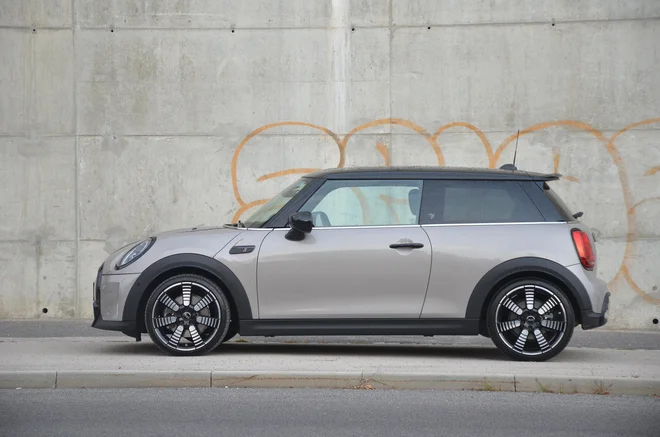 Mini cooper S je nabrita izvedba malega trivratnega modela. FOTO: Gašper Boncelj
