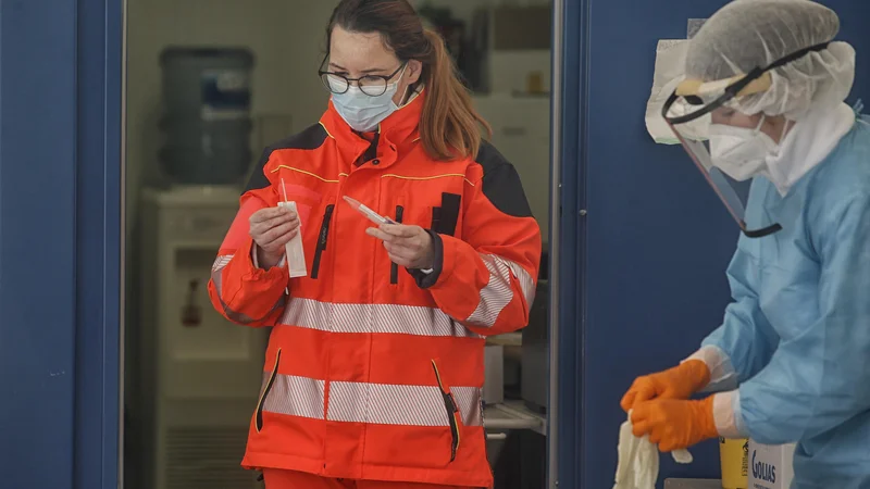 Fotografija: Na potrditveno testiranje PCR je mogoče le še po presoji zdravnika ali samoplačniško. FOTO: Blaž Samec/Delo