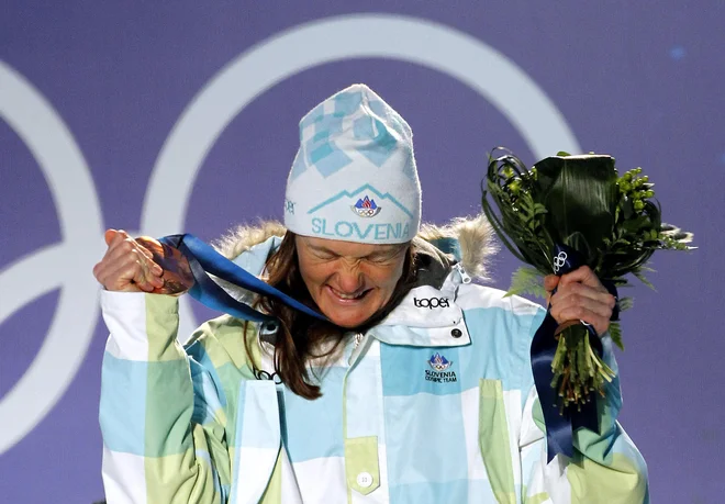 Petra Majdič s svojo medaljo. FOTO:Matej Druznik/Delo
