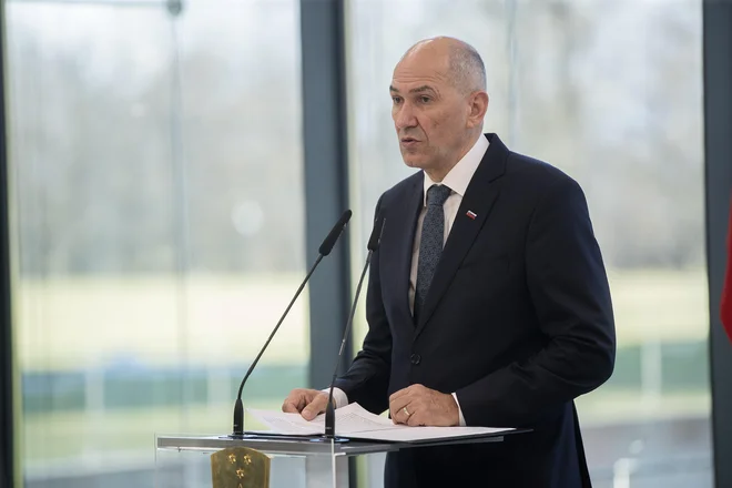 Da pozicija in opozicija različno ocenjujeta določeno situacijo, je po oceni premiera Janše normalno, a pri temeljnih postulatih bi morali vsi govoriti isti jezik. FOTO: Leon Vidic/Delo
