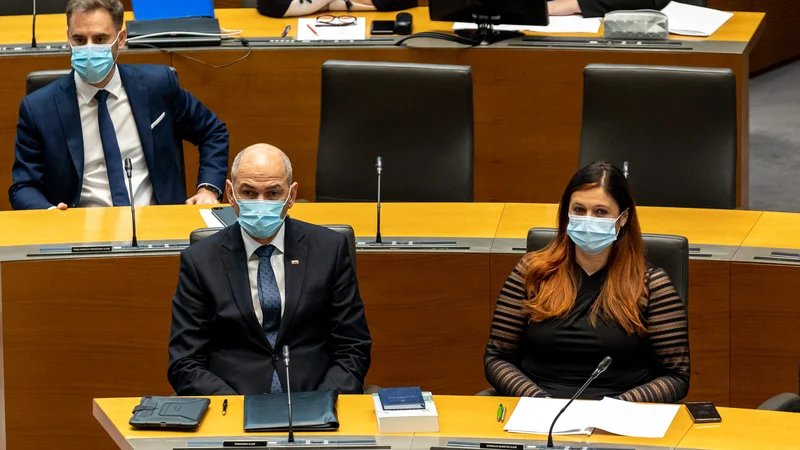 Fotografija: Na podlagi predloga zakona o nalezljivih boleznih se po premierovem mnenju ne da spopadati z nobeno epidemijo. Fotografija je s seje sveta DZ 14. decembra 2021. FOTO: Črt Piksi/Delo