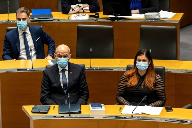 Na podlagi predloga zakona o nalezljivih boleznih se po premierovem mnenju ne da spopadati z nobeno epidemijo. Fotografija je s seje sveta DZ 14. decembra 2021. FOTO: Črt Piksi/Delo
