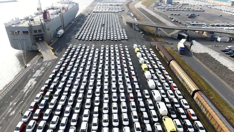 Fotografija: V nemški avtomobilski industriji pa o težavah o pomanjkanju polizdelkov poroča 78 odstotkov podjetij, medtem ko je bilo decembra takšnih 93 odstotkov. FOTO: Fabian Bimmer/Reuters
