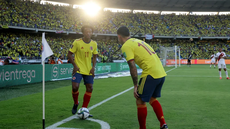 Fotografija: Juan Cuadrado (levo) in James Rodriguez sta z rojaki usmerila 30 strelov proti vratom Peruja, a le dva v okvir vrat. FOTO: Luisa Gonzalez/Reuters
