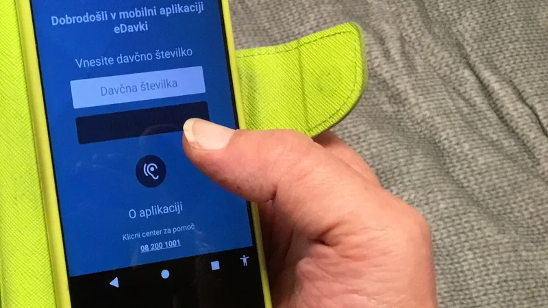 Povečuje se tudi število registriranih uporabnikov mobilne aplikacije eDavki. Konec lanskega leta je to uporabljalo skoraj 245.000 ljudi, kar je 63 odstotkov več kot leto prej. FOTO: Delo