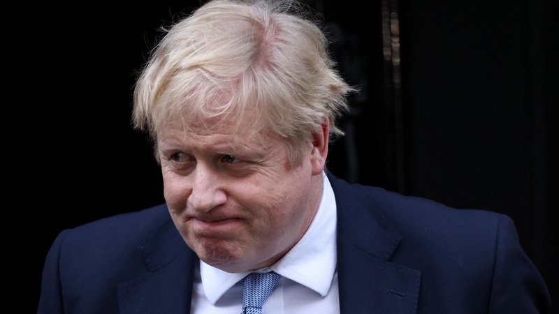 Fotografija: Če bodo izsledki policijske preiskave pokazali, da je Johnson kakorkoli zavajal parlament, se bo pritisk nanj še dodatno povečal. Foto: REUTERS/Henry Nicholls
