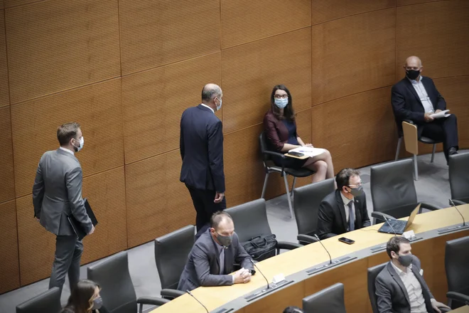 Opozorila pa so do zdaj v koaliciji označevali kot &raquo;spine&laquo; in poskuse onemogočanja večje učinkovitosti Urada za preprečevanje pranja denarja in financiranja terorizma, ki ga od lani vodi izbranec SDS Damjan Žugelj. FOTO: Uroš Hočevar/Delo
