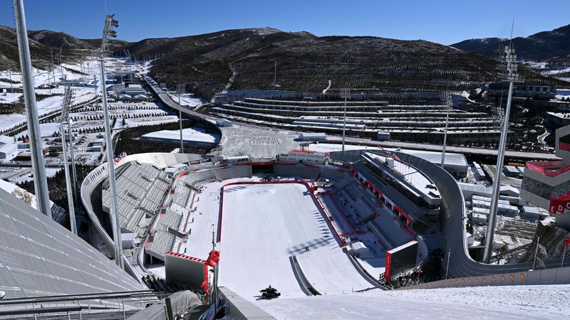 Fotografija: Smučarsko skakalni štadion v Zhangjiakou je pripravljen za obisk športnih navdušencev. FOTO: Christof Stache/AFP
