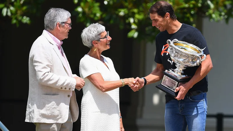 Fotografija: Rafael Nadal s premierko Viktorije Lindo Dessau in njenim soprogom Tonyjem Howardom pred uradnim fotografiranjem s pokalom. FOTO: William West/AFP