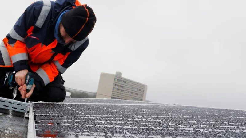 Fotografija: V Nemčiji naj bi uzakonili tudi obvezno namestitev solarnih panelov na strehe. FOTO: Michele Tantussi/REUTERS
