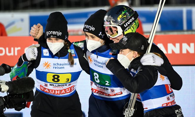 Urša Bogataj (levo) in Ema Klinec (desno, vmes Anže Lanišek in Cene Prevc) bosta imeli več možnosti za olimpijsko kolajno. FOTO: Ina Fassbender/AFP
