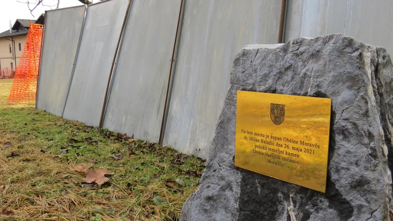 Fotografija: Zemljišče za gradnjo doma starejših občanov so ogradili, temeljni kamen še stoji, gradbenih strojev pa ni od nikoder. FOTO: Bojan Rajšek/Delo