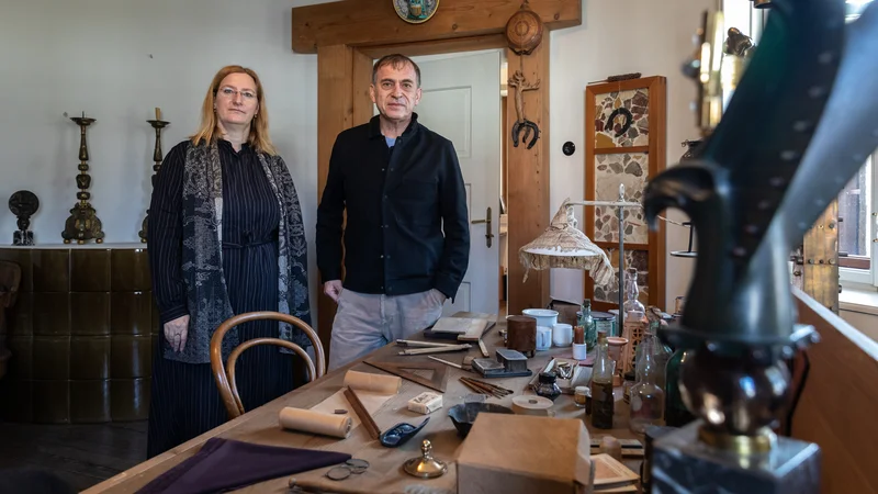Fotografija: Plečnik je vse delo v Ljubljani opravil zastonj, saj mu je po njegovih besedah profesorska plača povsem zadostovala za življenje, sta povedala Blaž Peršin, direktor MGML, in Ana Porok, kustosinja Plečnikove hiše. FOTO: Črt Piksi/Delo