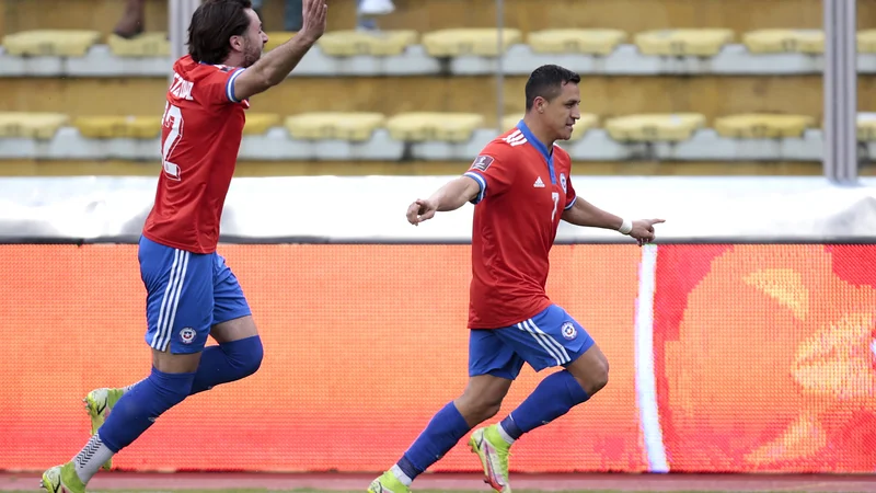Fotografija: Veteran Alexis Sanchez je z dvema goloma v La Pazu ohranil čilensko upanje o uvrstitvi na svetovno prvenstvo v nogometu. FOTO: Manuel Claure/Reuters