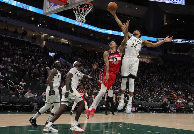 Giannis Antetokounmpo je tekmecem iz glavnega mesta dal vedeti, kdo je najboljši. FOTO: Stacy Revere/AFP
