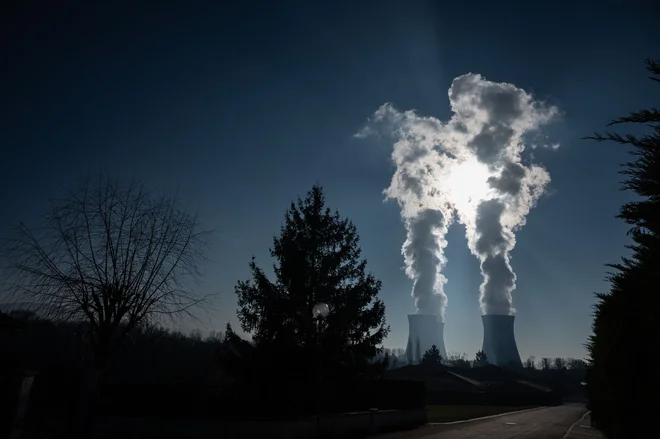 Jedrska elektrarna Bugey v Franciji deluje že od leta 1972. V Parizu so odločni zagovorniki renesanse rabe jedrske energije na strari celini. FOTO. Jean-Philippe Ksiazek/AFP
