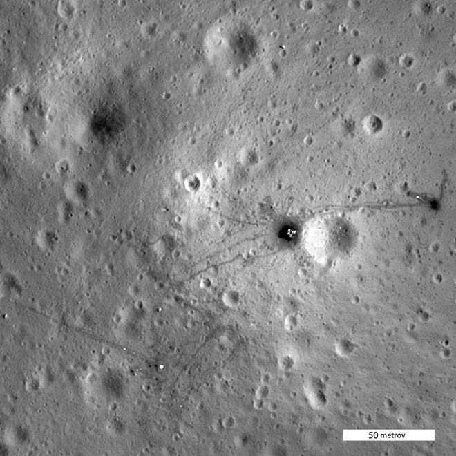 LRO je iz orbite posnel tudi kraje pristankov odprav Apollo. Takšne sledi so ostale za Apollom 16, ki je na površju pristal 21. aprila 1972. Jasno se vidijo pristajalni modul Orion in sledi vozila ter več kosov opreme in instrumentov. FOTO: Nasa
