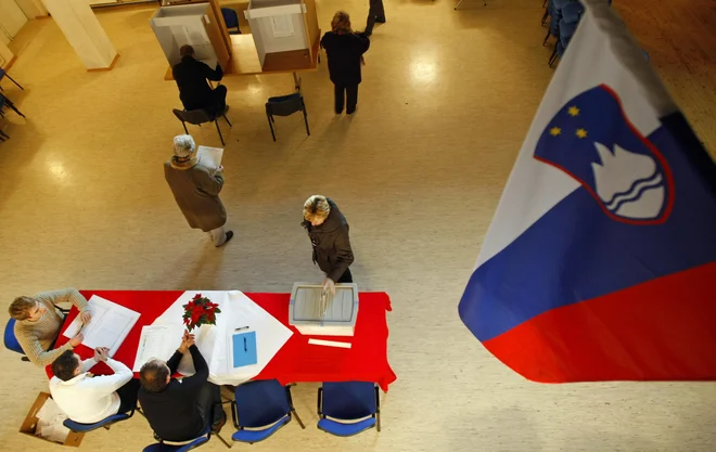 V Državni volilni komisiji pri organizaciji aprilskih parlamentarnih volitev v času pandemije upajo na najboljše, a se pripravljajo na najslabše. FOTO: Tomi Lombar/Delo
