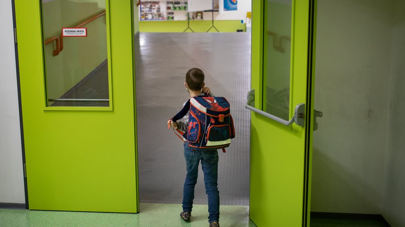 Fotografija: V tem šolskem letu je 11,6 odstotka šestletnikov ostalo v vrtcu. FOTO: Voranc Vogel/Delo
