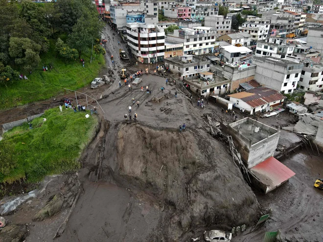 Po najhujših poplavah v Ekvadorju v zadnjih dveh desetletjih je število smrtnih žrtev v prestolnici Quito naraslo na najmanj 24. Več kot deset ljudi še vedno pogrešajo, 48 jih je poškodovanih. Veliko prebivalcev prestolnice so namestili v začasna prebivališča. V državi pa od torka velja tridnevno žalovanje. Foto: Rodrigo Buendia/Afp