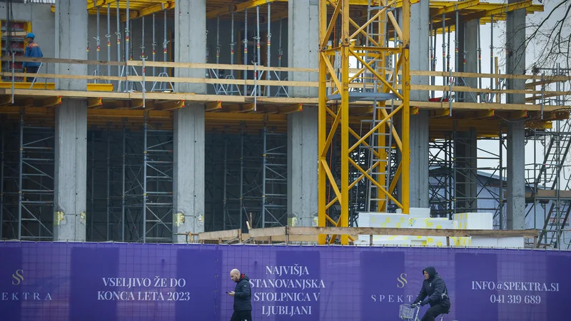 Fotografija: »Leta 2021 smo imeli visok prirast novih posojil, predvsem stanovanjskih, ki ga je mogoče pripisati povečanemu povpraševanju po nepremičninah in konkurenčnim pogojem za stanovanjsko financiranje,« pojasnjujejo v UniCreditu. Foto Jože Suhadolnik