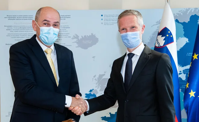 Premier in prvak SDS Janez Janša je ta teden obiskal Banko Slovenije, ki jo vodi guverner Boštjan Vasle. Pri njegovem imenovanju na to funkcijo so bili odločilni glasovi poslancev SDS. FOTO: Kabinet predsednika Vlade RS